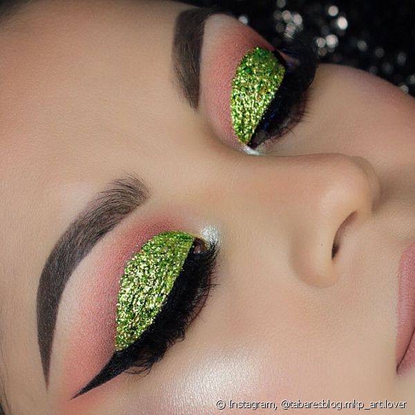 A maquiagem iluminada e bem delimitada com sombras vibrantes como na cor verde ? perfeita para as mais antenadas e modernas (Foto: Instagram @tabaresblog.mkp_art.lover)